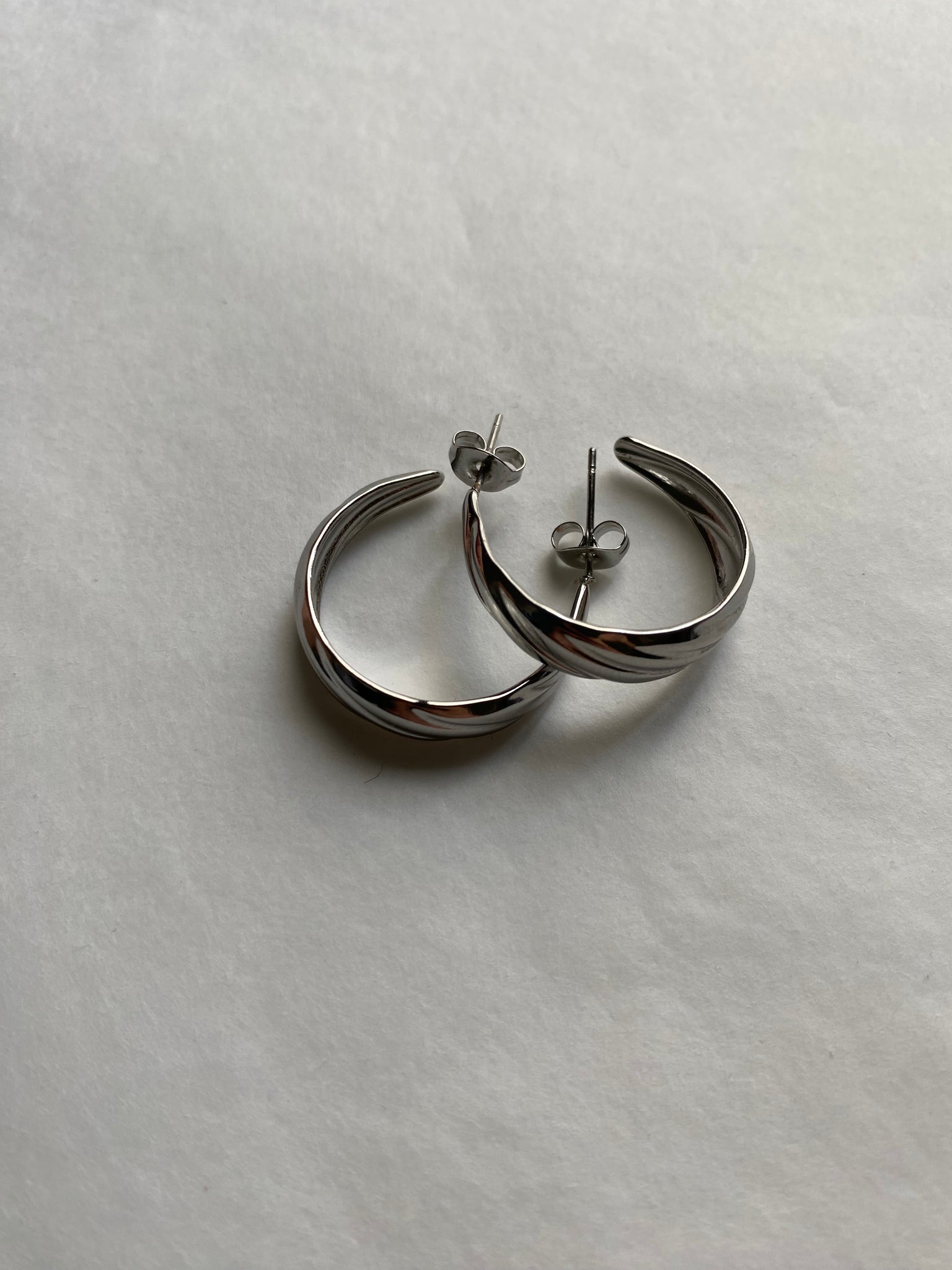 Elisabeth twisted hoop earrings silver