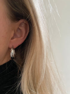 Elisabeth twisted hoop earrings silver